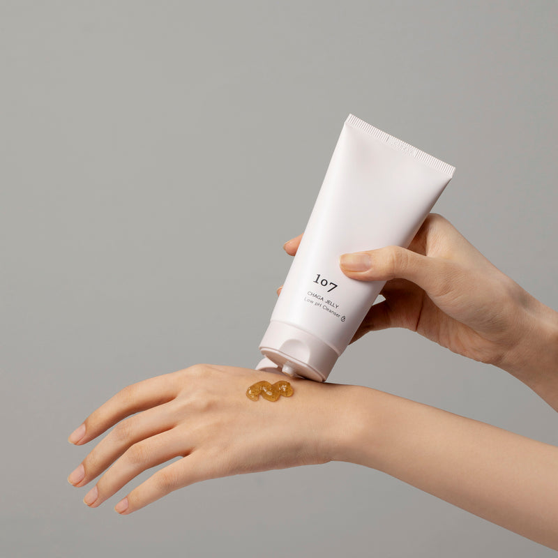 CHAGA JELLY Low pH Cleanser (texture on skin)